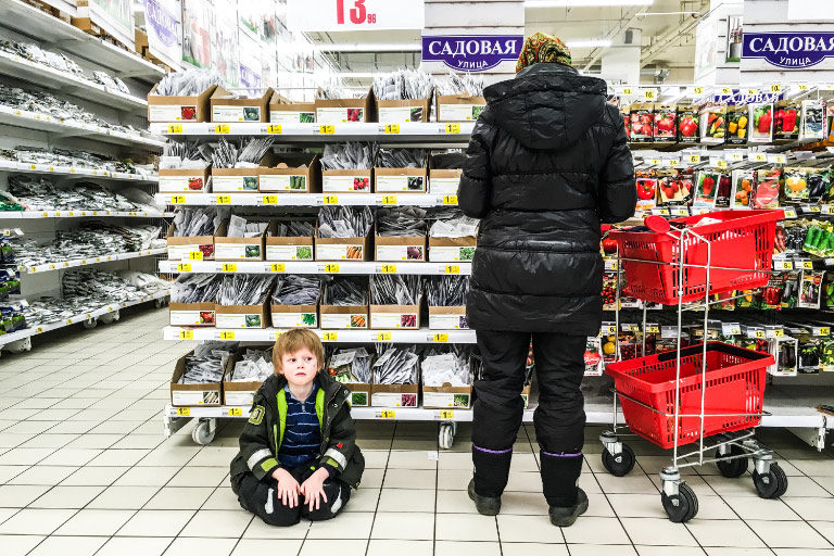 Shop the kid - Documentary photographer Anna Bedyńska